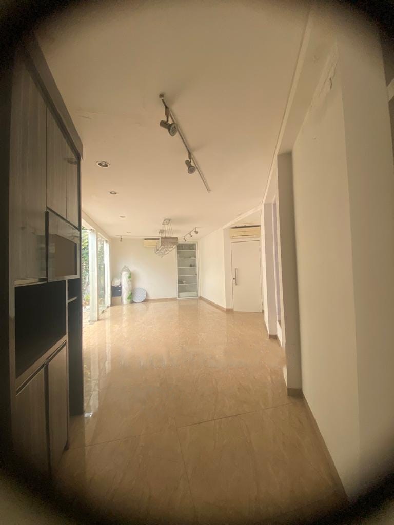 Rumah Menteng, Jl. Suwiryo No. 11 foto 1